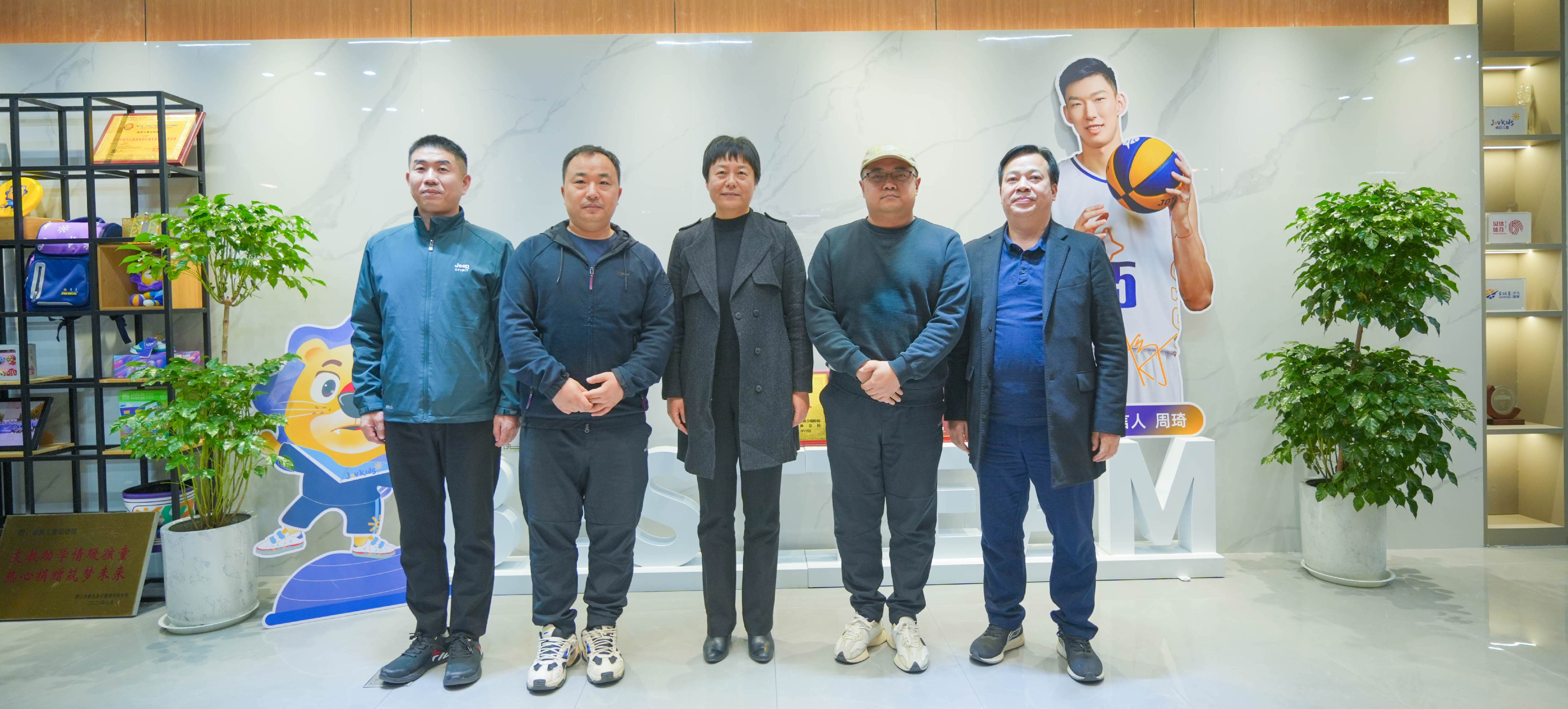 2023年11月27日，郑州市体育局党委书记、局长李雅一行，莅临南宫28NG相信品牌力量体育调研指导